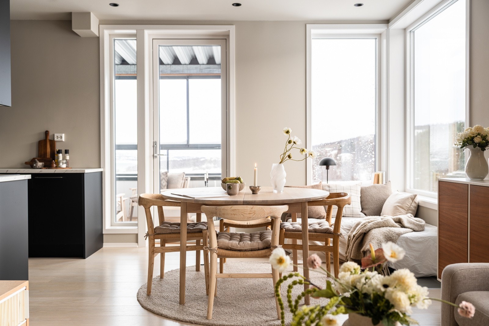 Store vindusflater som slipper inn rikelige mengder med naturlig lys i rommet.