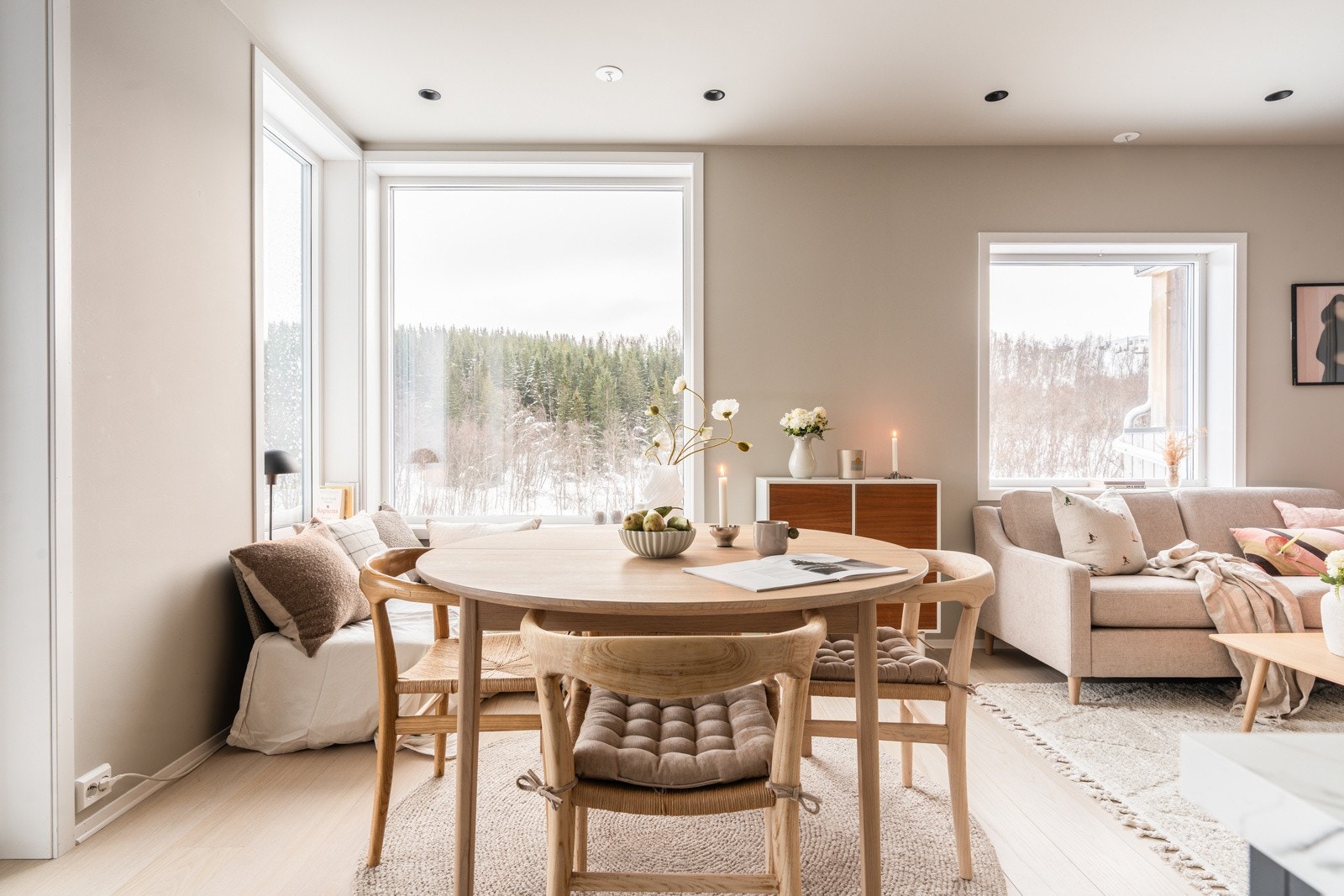 Spisebordet har sin naturlige plass like ved kjøkkenet.