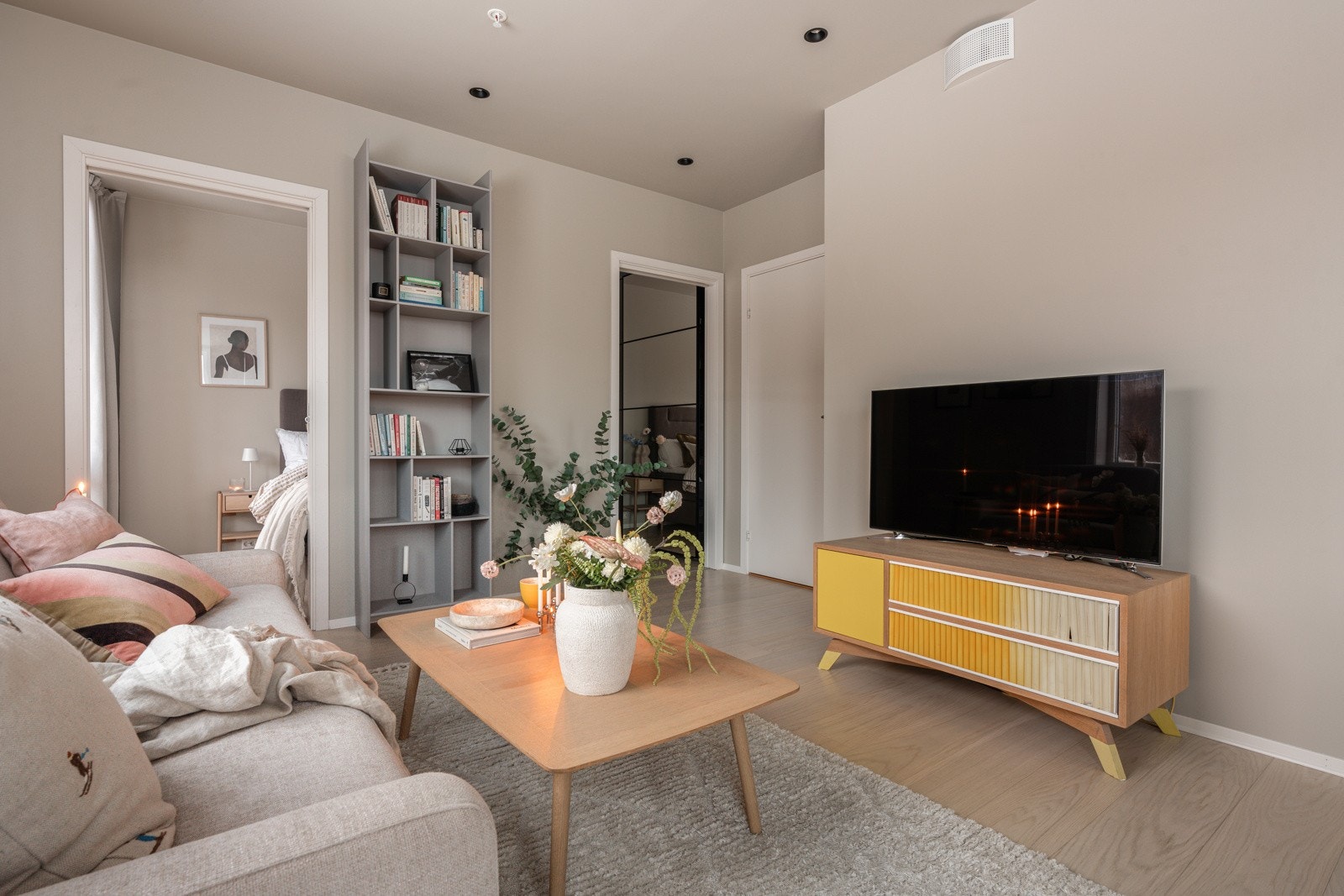 Utover standard leveranse er det påkostet med downlights på stue, kjøkken og entré, samt annet gulv på stue/kjøkken og soverom, samt store (60x60) fliser i entré.