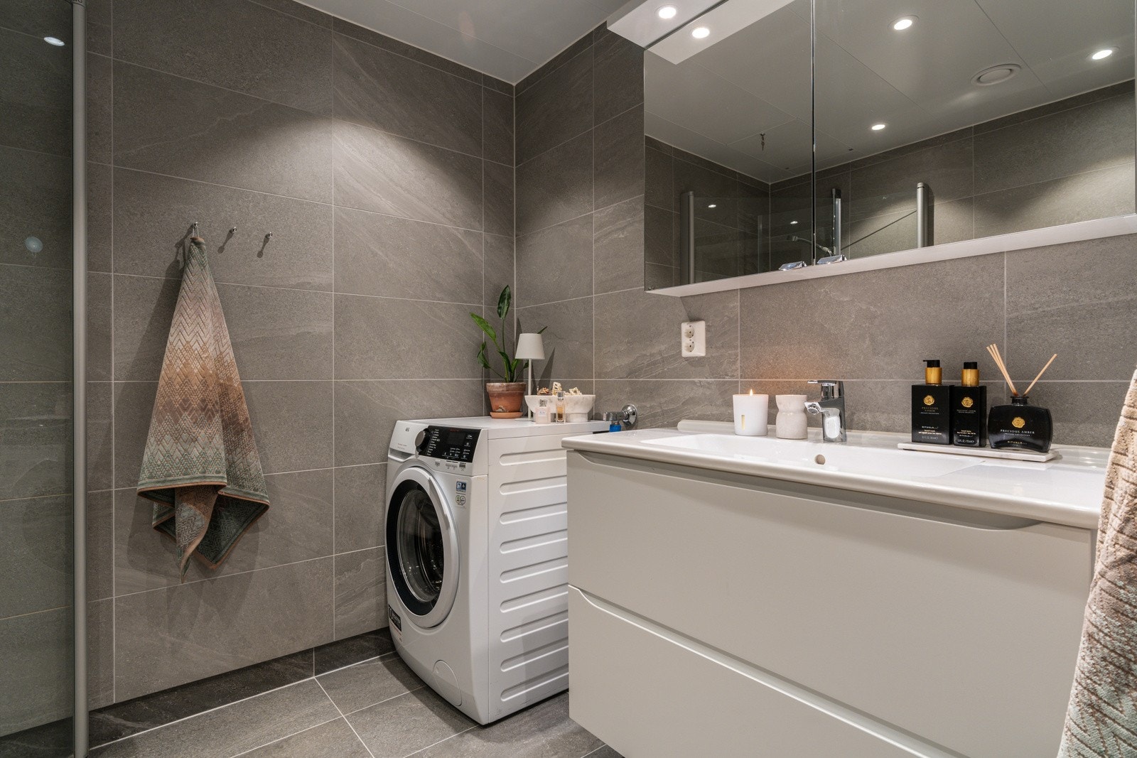 Her får du baderomsinnredning med mye oppbevaringsplass samt speilskap med belysning.