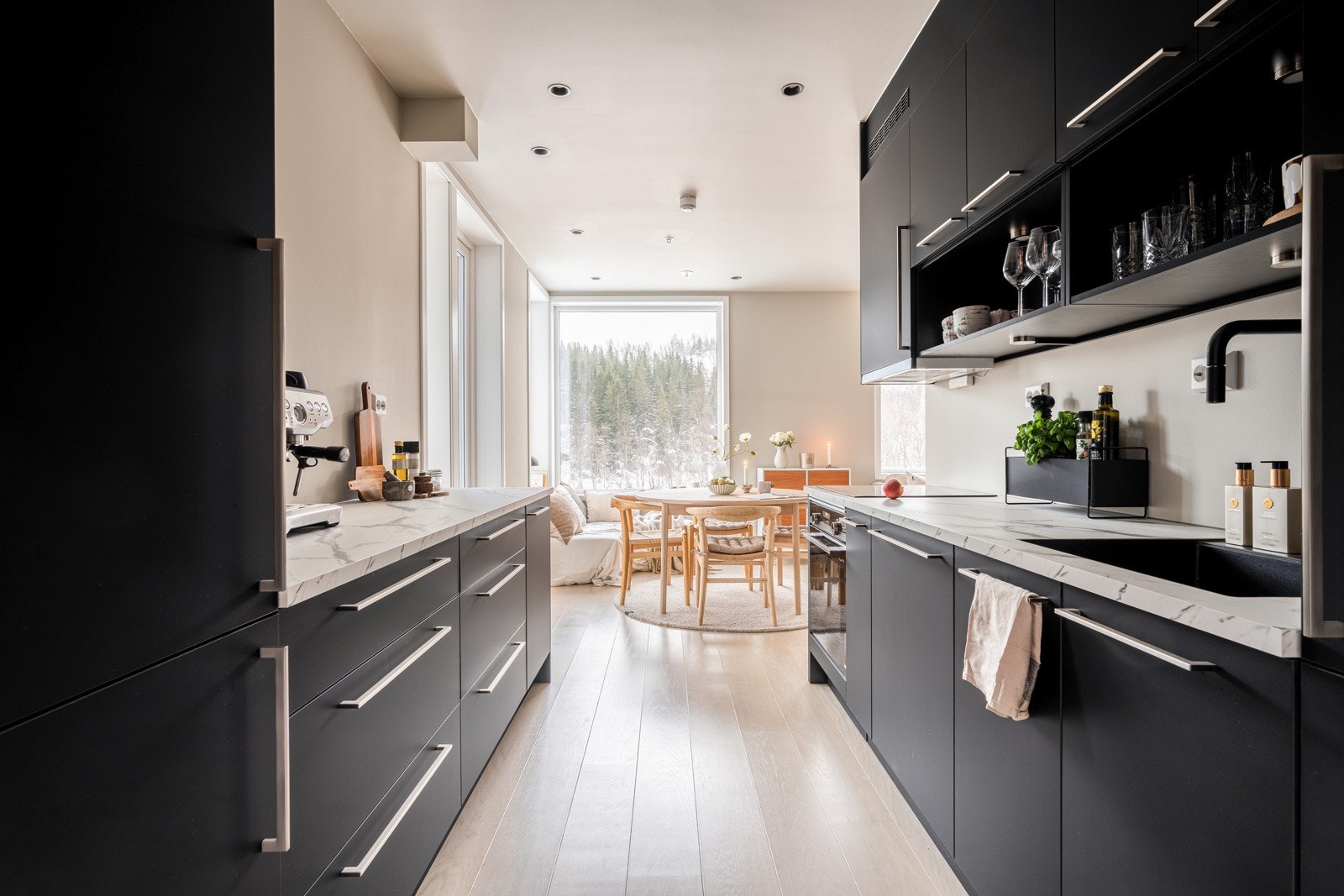 Lekkert kjøkken fra den lokale kvalitetsleverandøren Nova. Betydelig oppgradert fra standard leveranse.