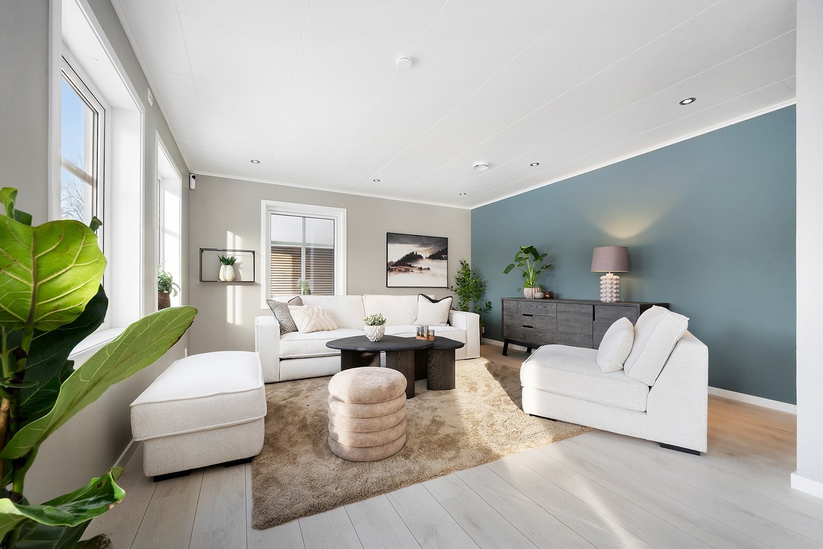 Hovedetasjen inneholder hall m/trapp, stue/kjøkken, soverom, bad, vaskerom og kott, og en utvendig bod. Galleribilde