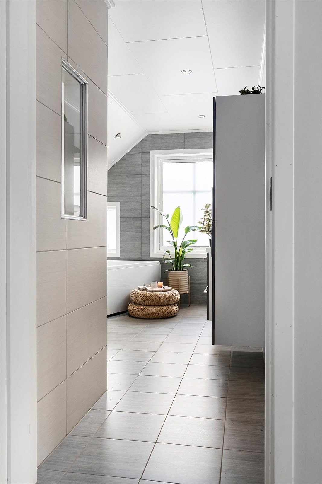 Badet på loftet er stilrent og lekkert med flislagte overflater. Galleribilde