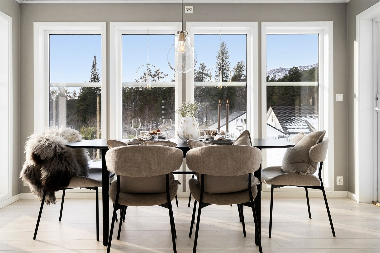 Spisestue med mye lysinnslipp. Galleribilde