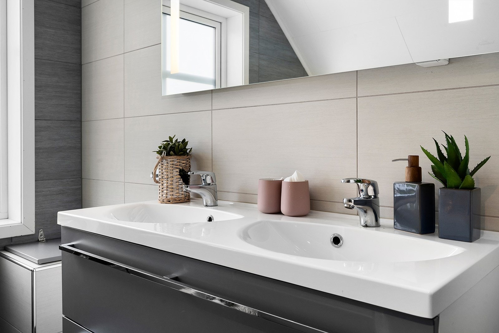 Dobbelt servant. Galleribilde