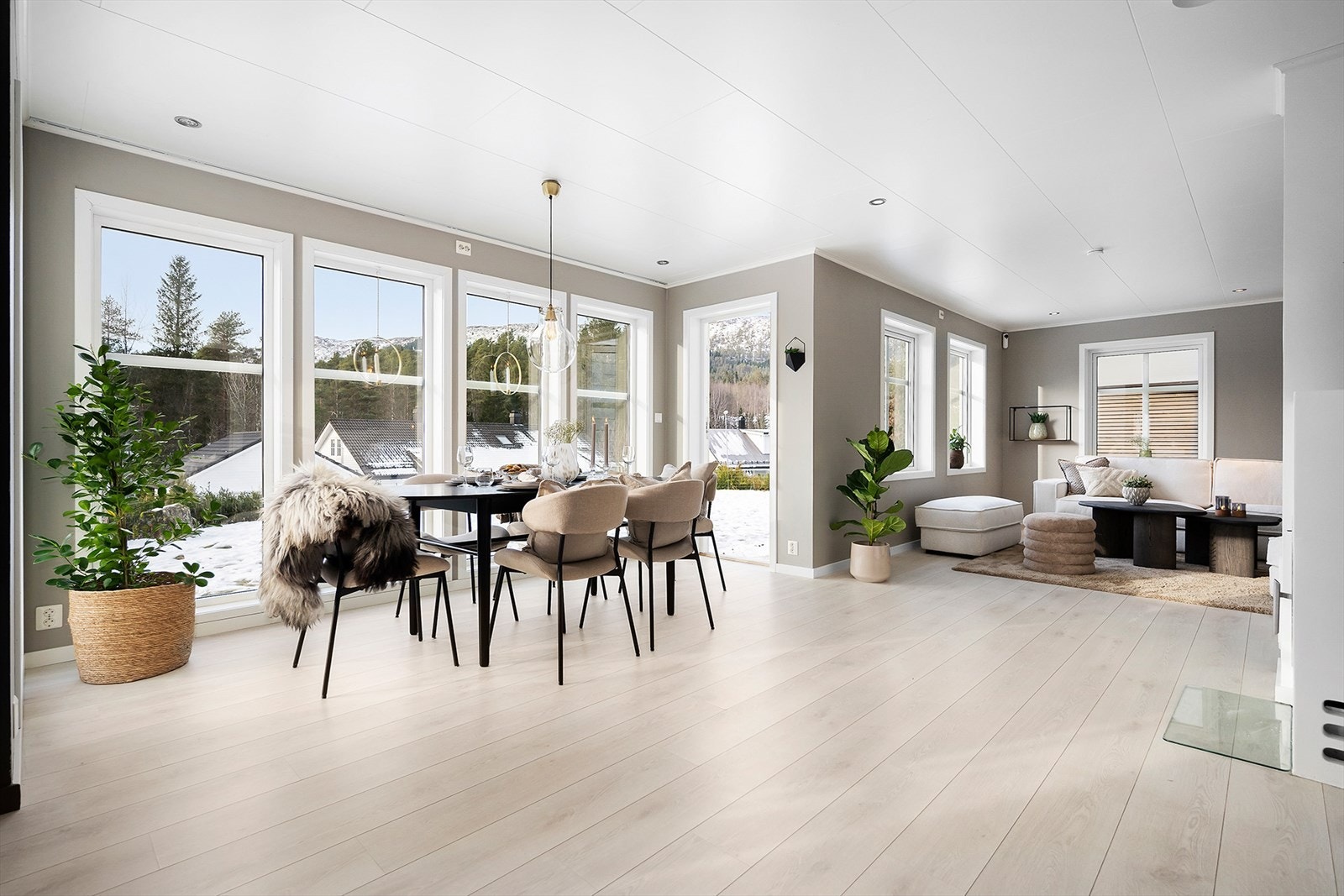 Store vinduer og stor gulvflate gir en luftig og god romfølelse. Galleribilde