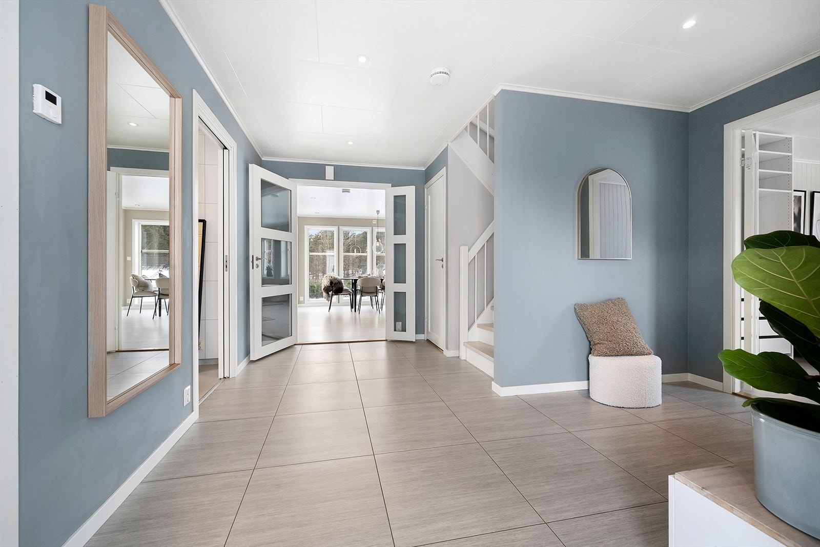 Lys og romslig hall med trapp opp til 2. etasje. Galleribilde