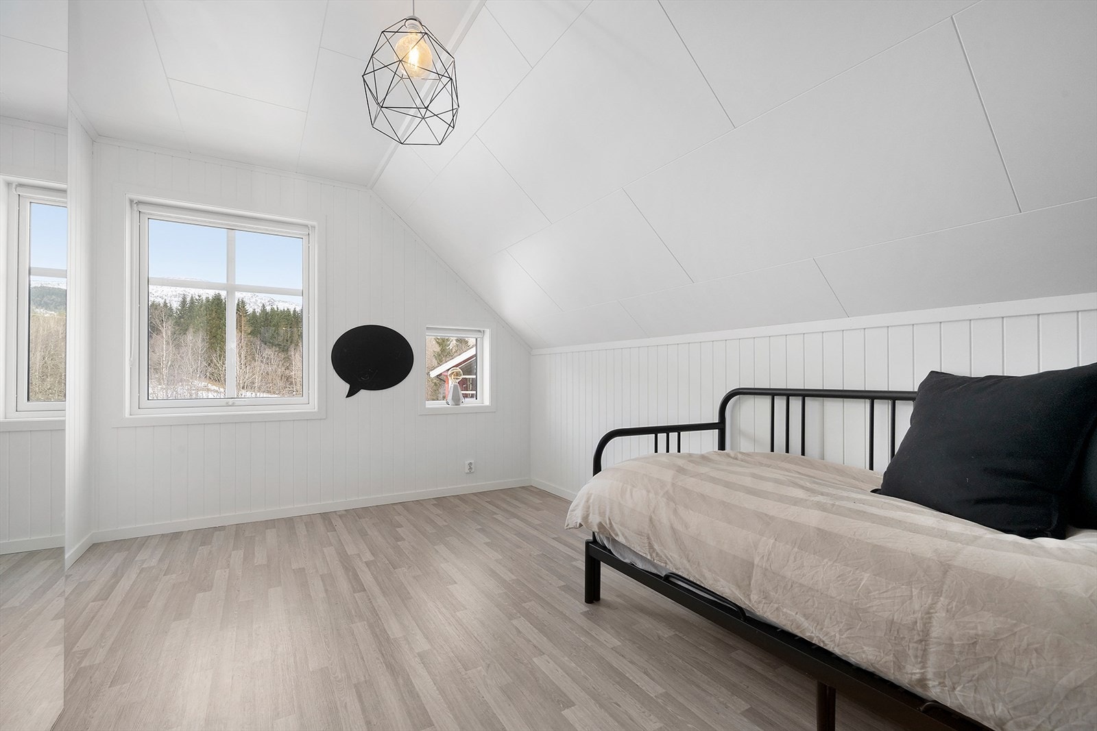 Alle soverommene i 2. etasje er av god størrelse og har plass til ønsket soveromsmøblement. Galleribilde