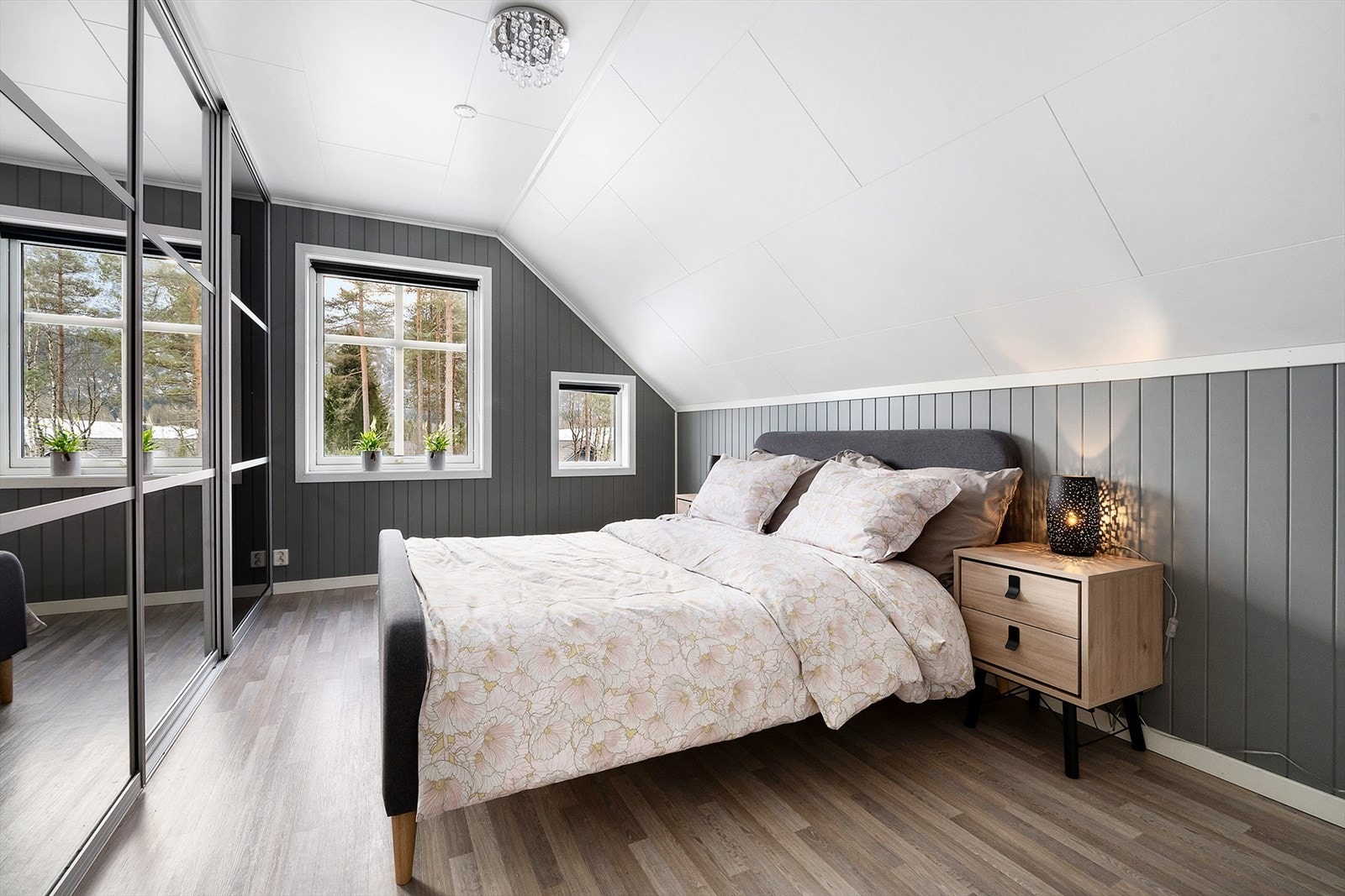 I 2. etasje er det innredet til fire soverom, men det ene er ikke omsøkt og byggegodkjent som bod. Galleribilde