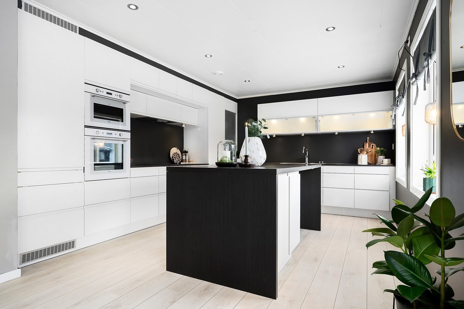 Moderne og stilrent kjøkken fra HTH med hvite slette fronter. Galleribilde