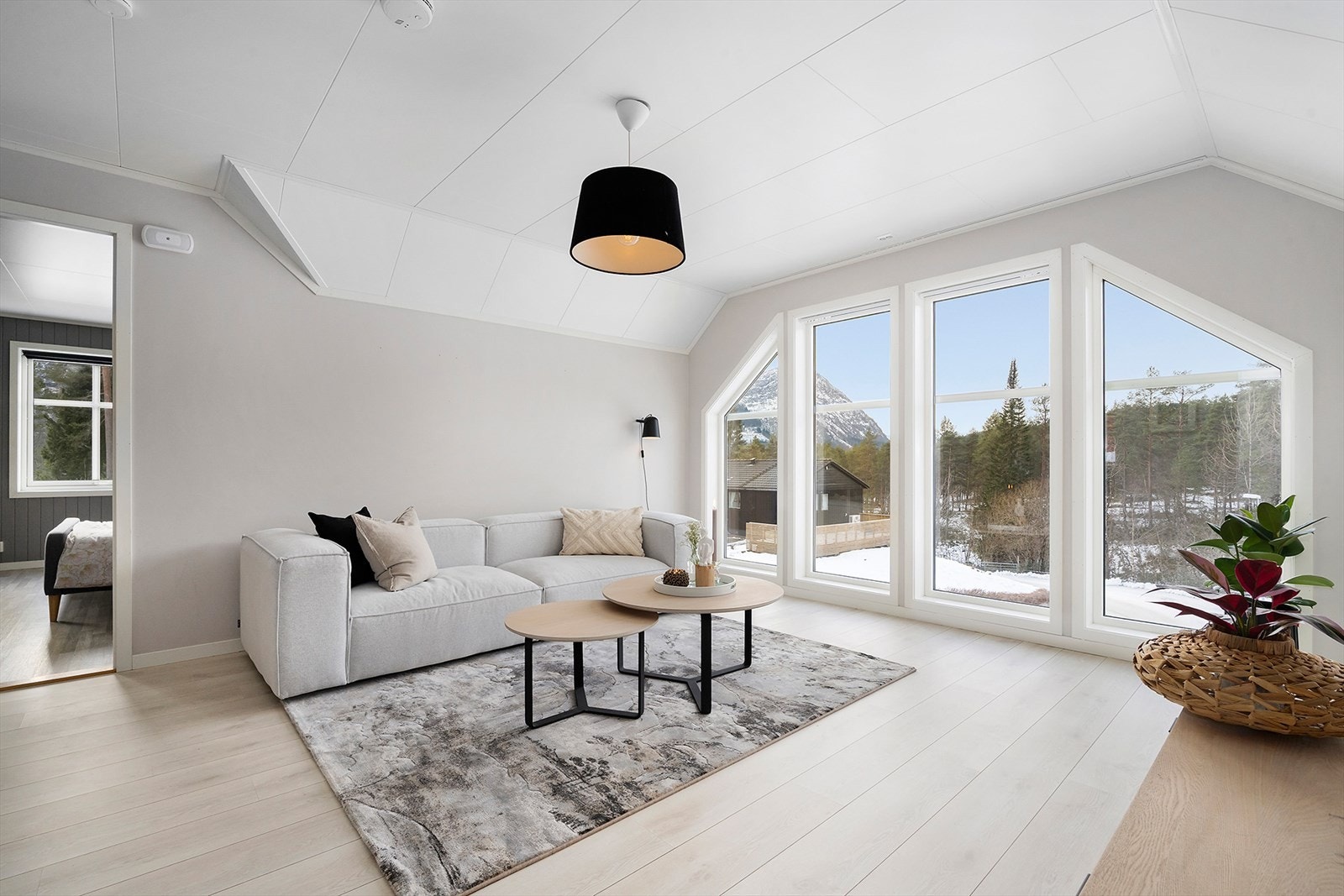 Her er det god takhøyde og store vindusflater med godt innfall av naturlig lys. Galleribilde