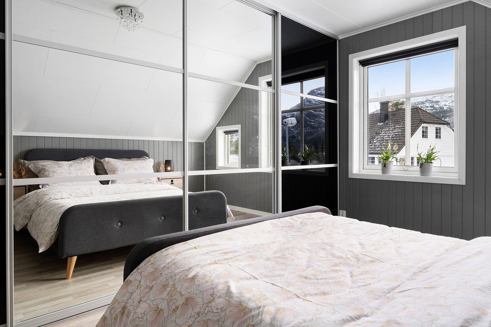 Hovedsoverommet har skyvedørsgarderobe med innredning. Galleribilde