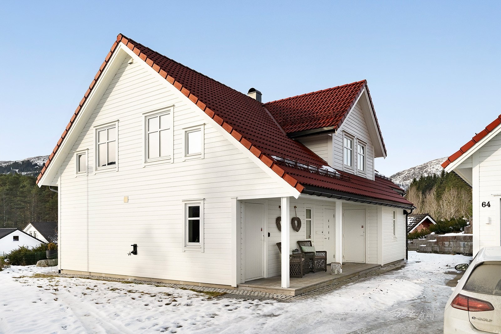 Boligen ble oppført i 2012 og har en velfungerende planløsning over to etasjer. Galleribilde