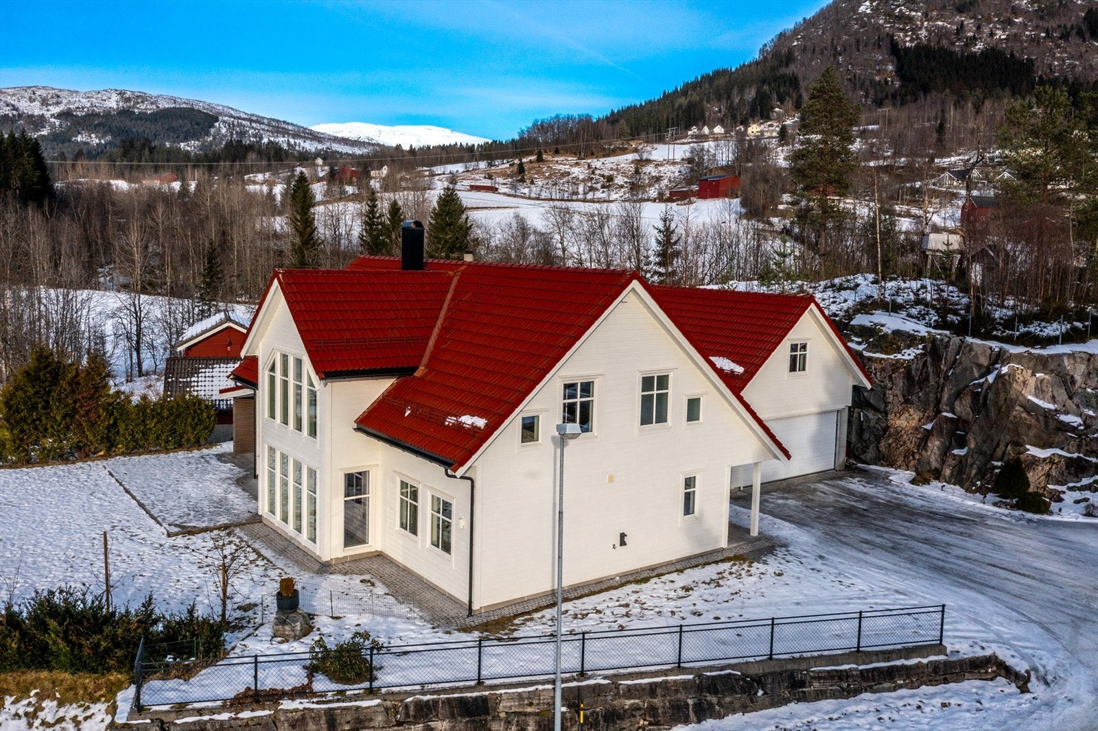 Fra eiendommen er det kort avstand til barnehage, treningssenter og dagligvarebutikk. Samtidig er det ca. 17 km. fin bilvei til butikker, tjenester og arbeidsmarkedet i Førde. Galleribilde