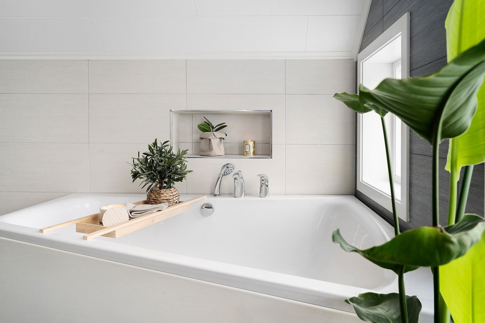 Hjørnebadekar med dusjbatteri. Galleribilde