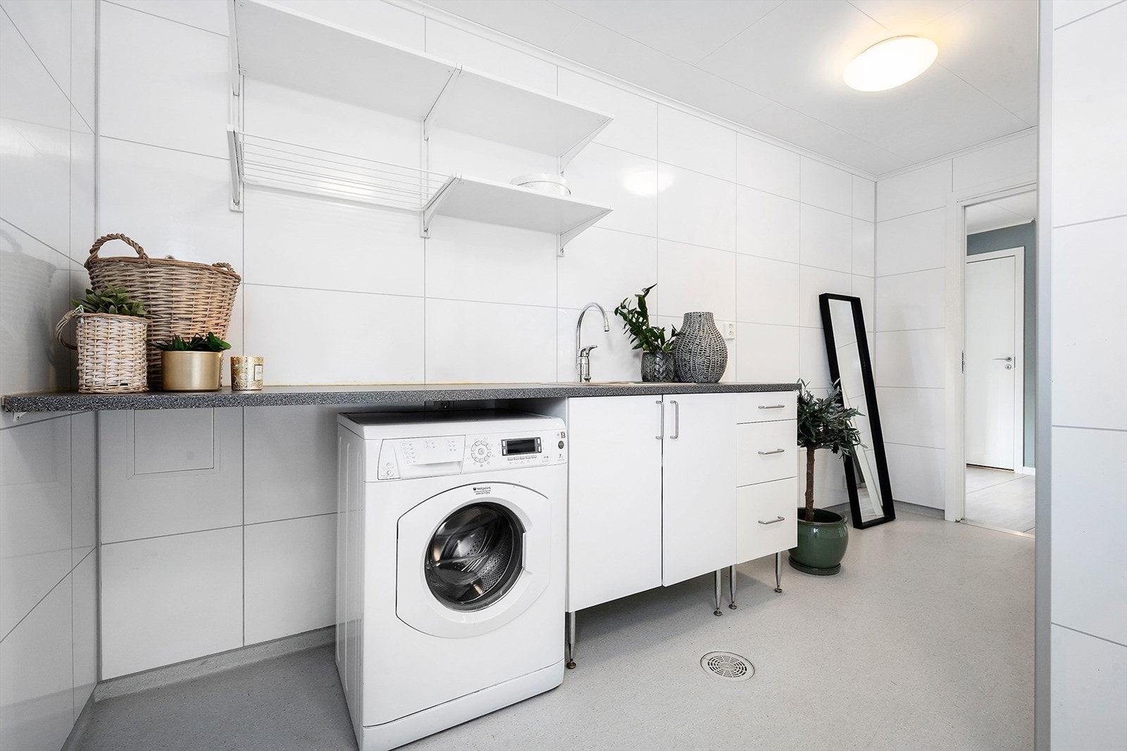 Vaskerommet har en praktisk innredning med benkeplate m/ nedfelt skyllekar, underskap og justerbart hyllesystem. Galleribilde