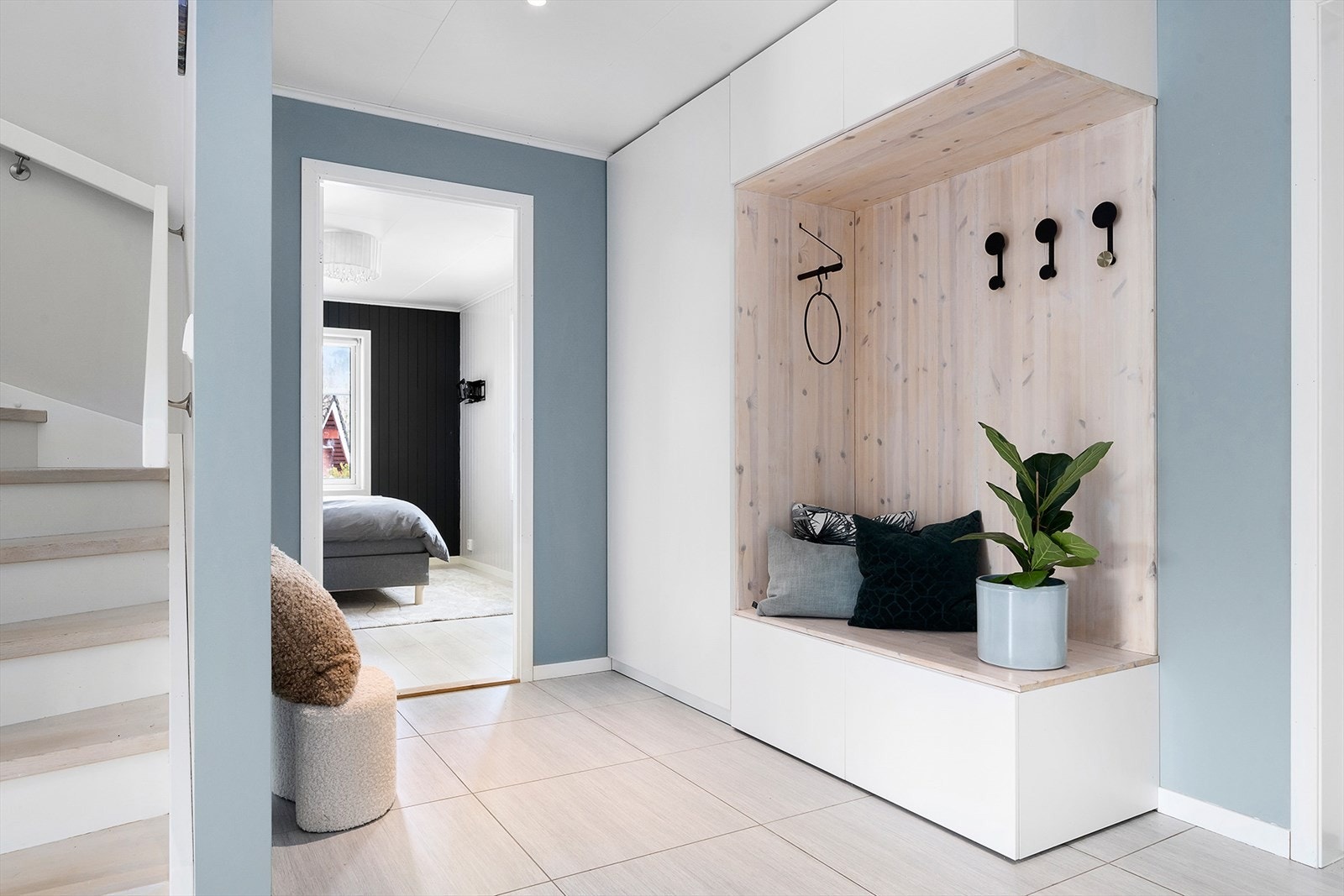 Like ved inngangsdøren er det tilkomst til soverommet i 1. etasje. Galleribilde