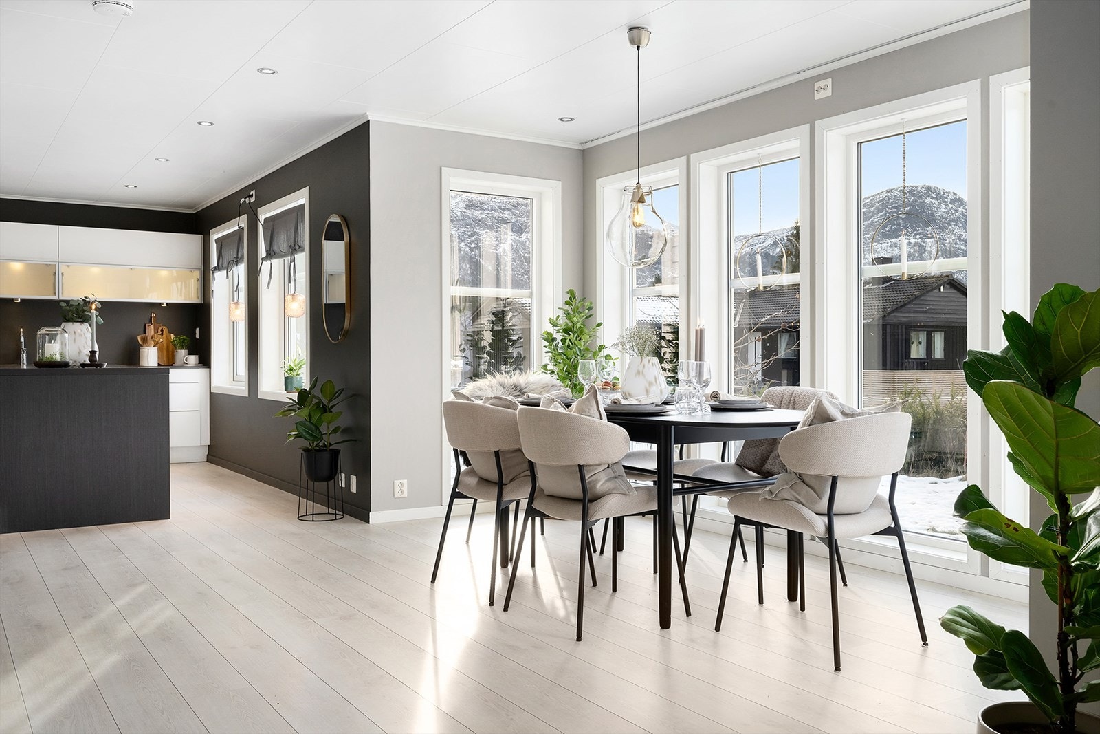 Stuen og kjøkkenet er i åpen løsning. Dette tillater mye plass til ønsket møblering. Galleribilde