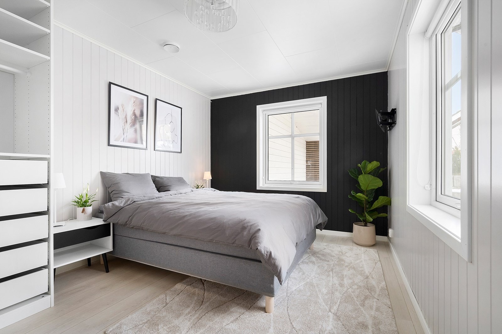 I 1. etasje er det kun et soverom. Soverommet er av god størrelse har en åpen garderobeløsning. Galleribilde