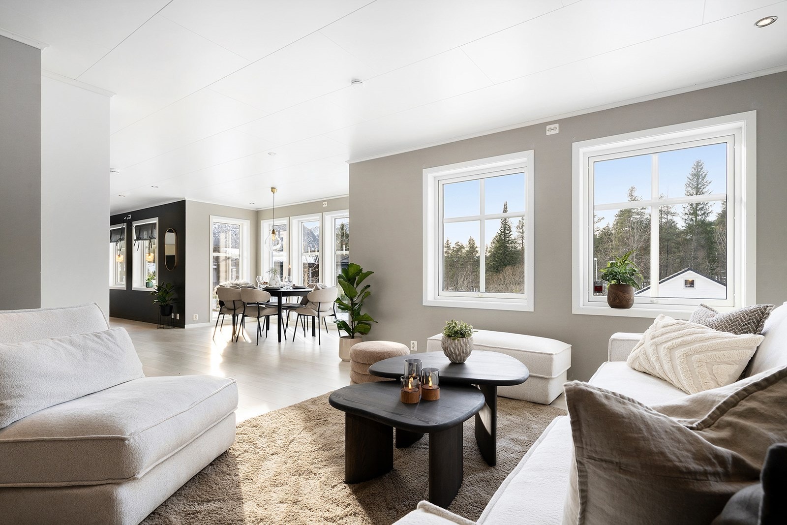 Stuen har svært gode lysforhold. Galleribilde