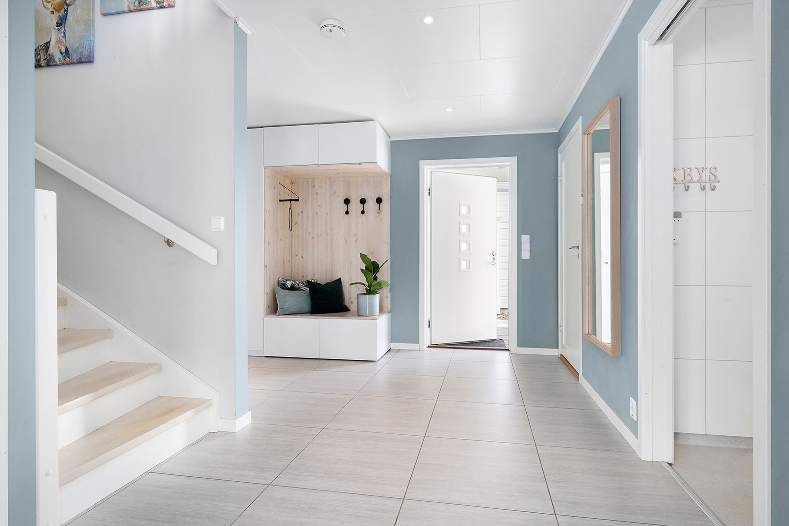 Stilren hall med god skapplass. Galleribilde