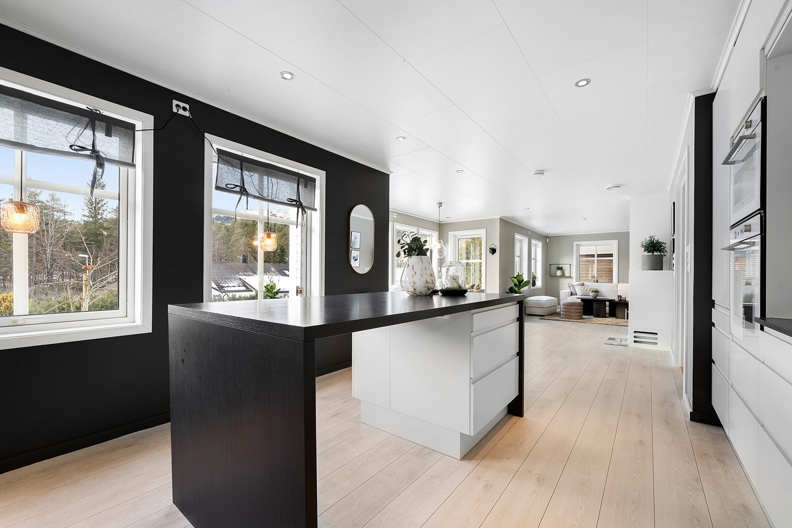 Praktisk kjøkkenøy med barløsning for sittegruppe og esktra plass til oppbevaring. Galleribilde