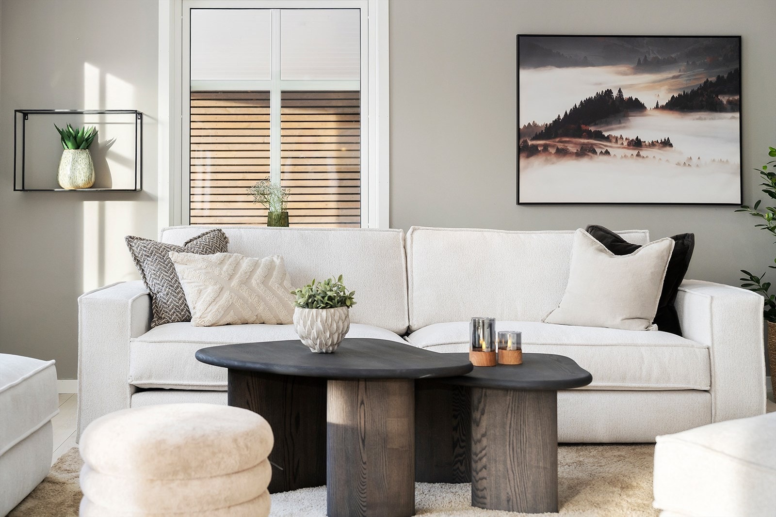 Lys, delikat og romslig stue i åpen løsning med kjøkkenet. Galleribilde