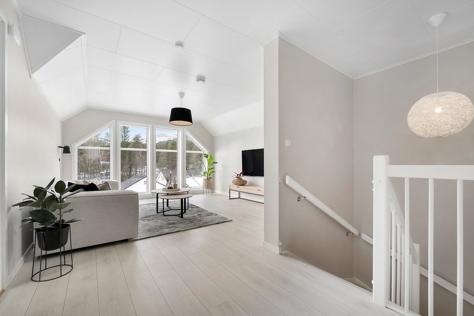 Lys og luftig loftstue med god plass til sittegruppe. Galleribilde