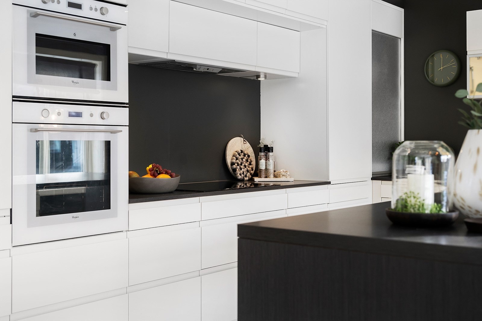 Her er det integrerte hvitevarer i form av oppvaskmaskin, induksjon koketopp, stekeovn, mikrobølgeovn og kjøleskap. Galleribilde