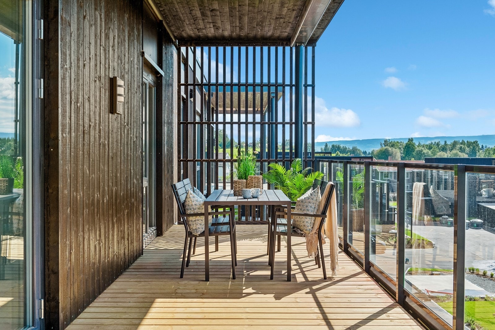 Terrassse med plass til ulike møbelgrupper og fine plantekrukker Galleribilde