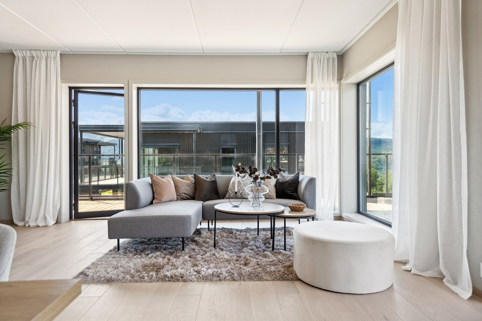 Stuen har gode møbleringssoner, og en stavs eikeparkett Galleribilde