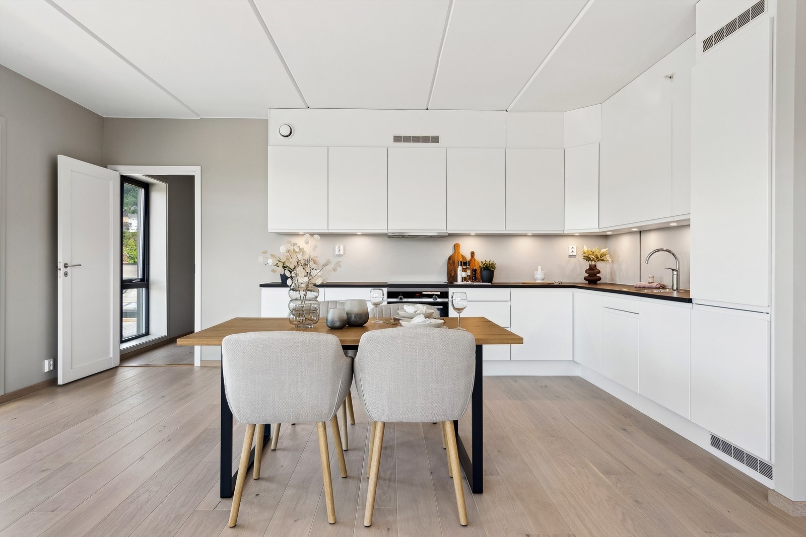 Kjøkken med integrerte hvitevarer Galleribilde