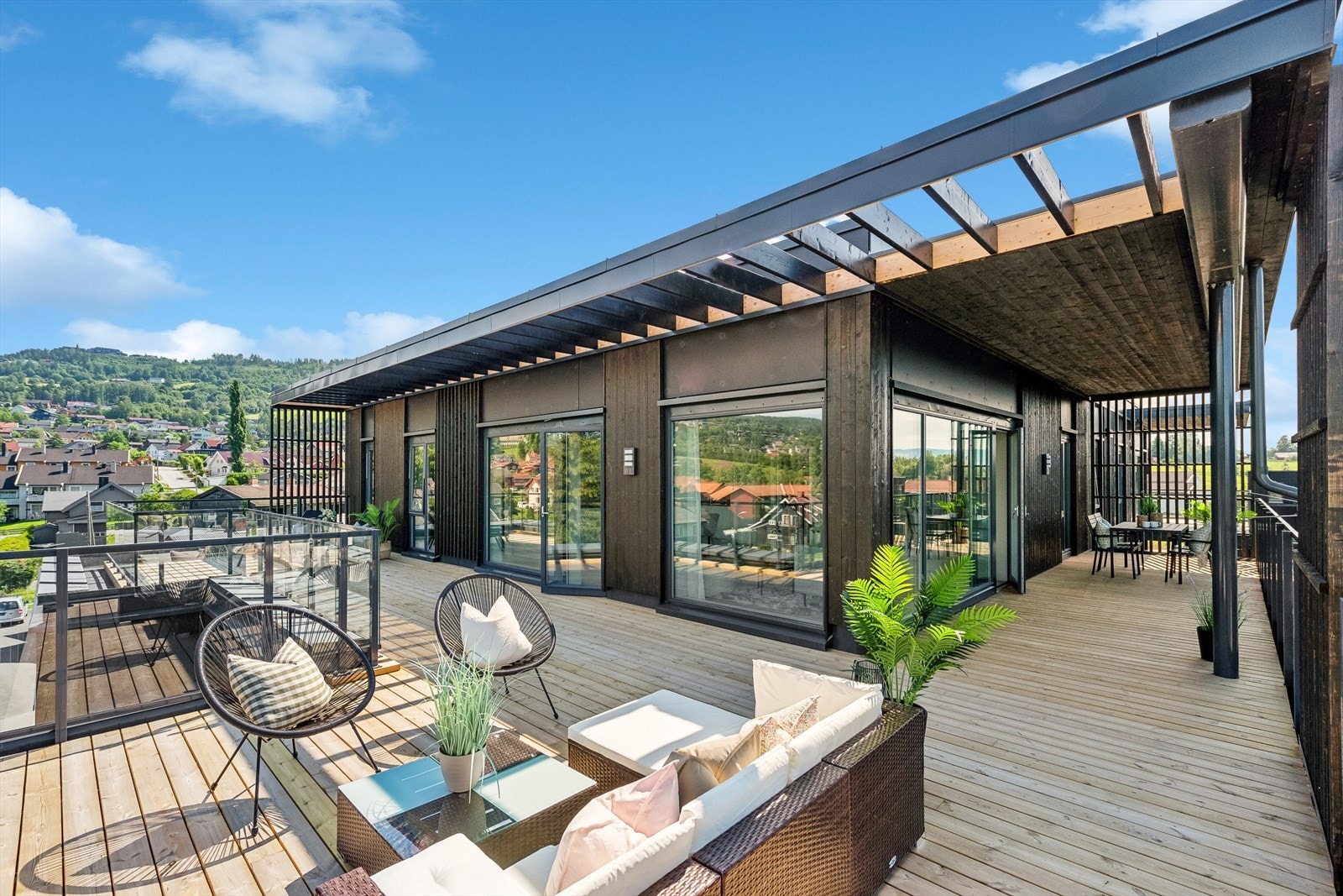 Terrassen strekker seg rundt hele leiligheten og har flere gode møbleringssoner Galleribilde