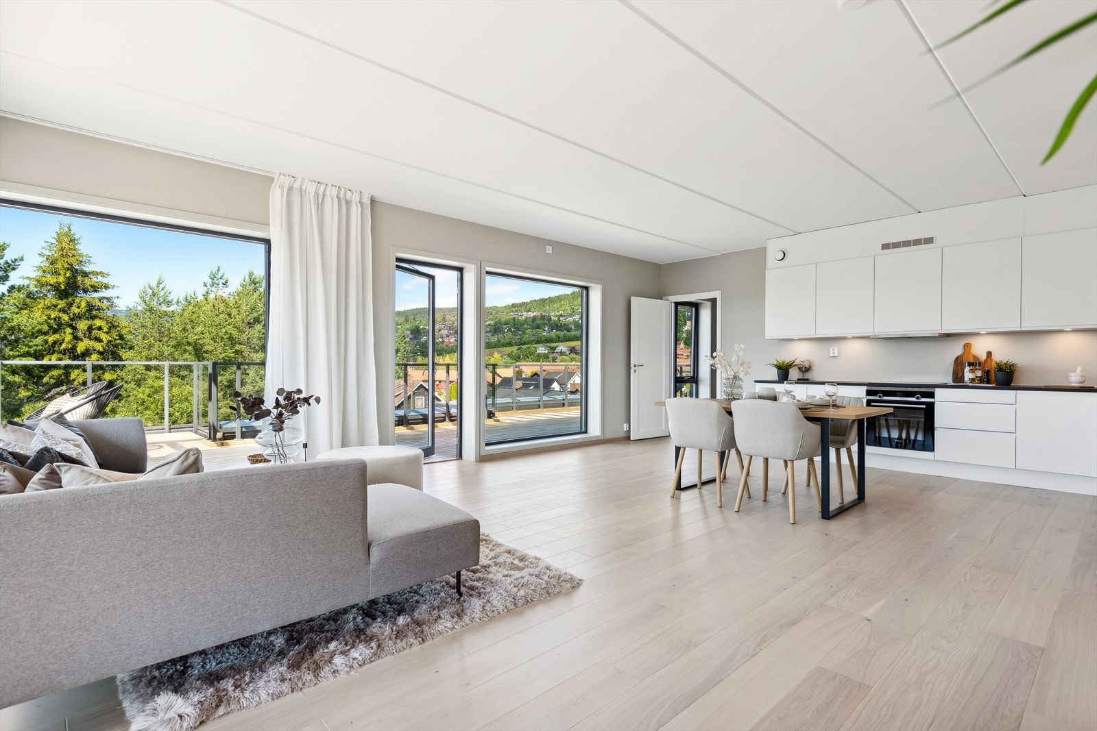 I stuen er listverk og foringer i forbindelse vinduer malt i samme farge som vegg - washed linen Galleribilde