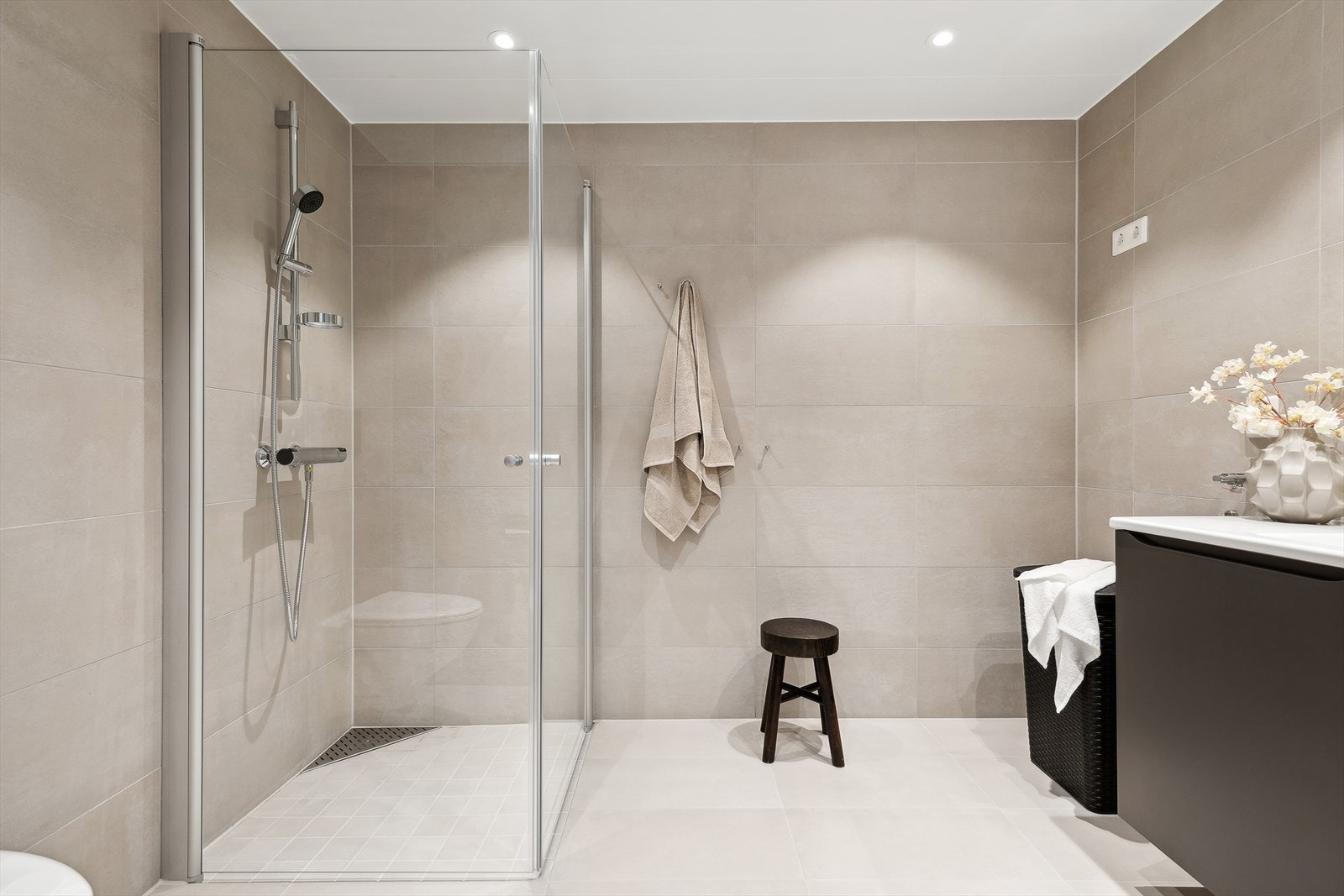 Baderom med opplegg for vaskemaskin og tørketrommel Galleribilde