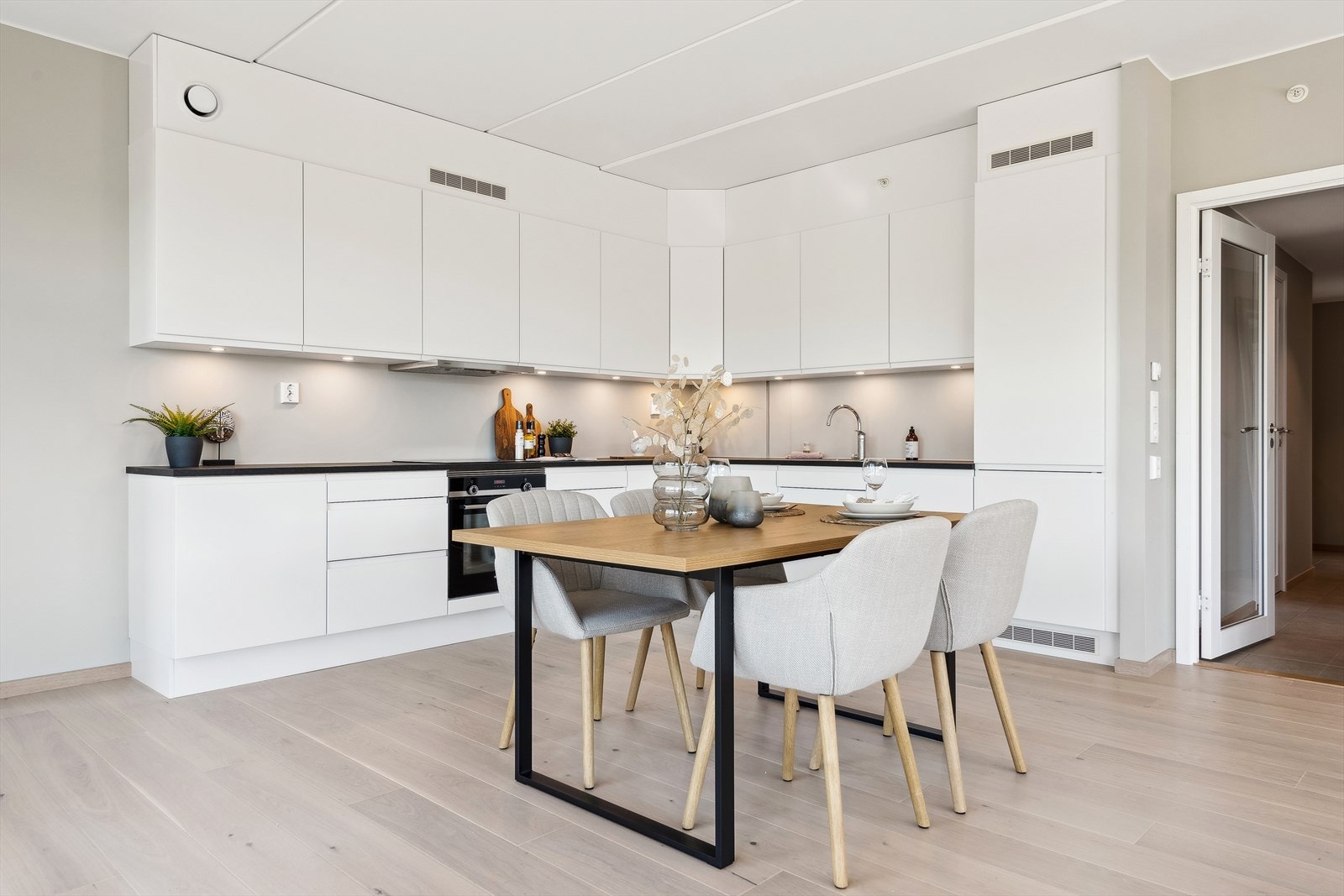 Hjørnekjøkken fra Sigdal med integrerte hvitevarer fra Siemens Galleribilde