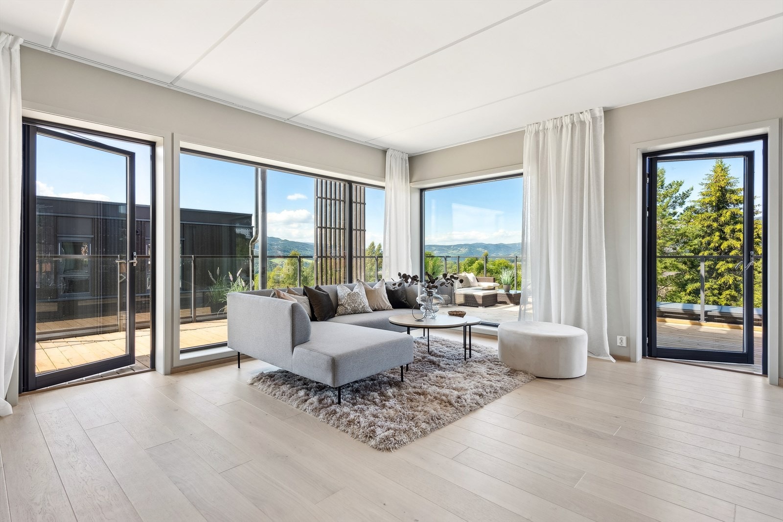 Leiligheten har stue med utgang til en helt unik uteplass. Galleribilde