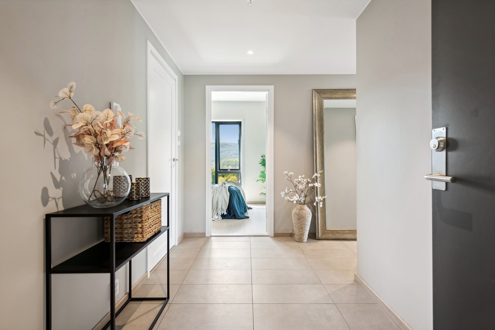 Gangen er romslig med flislagt gulv Galleribilde