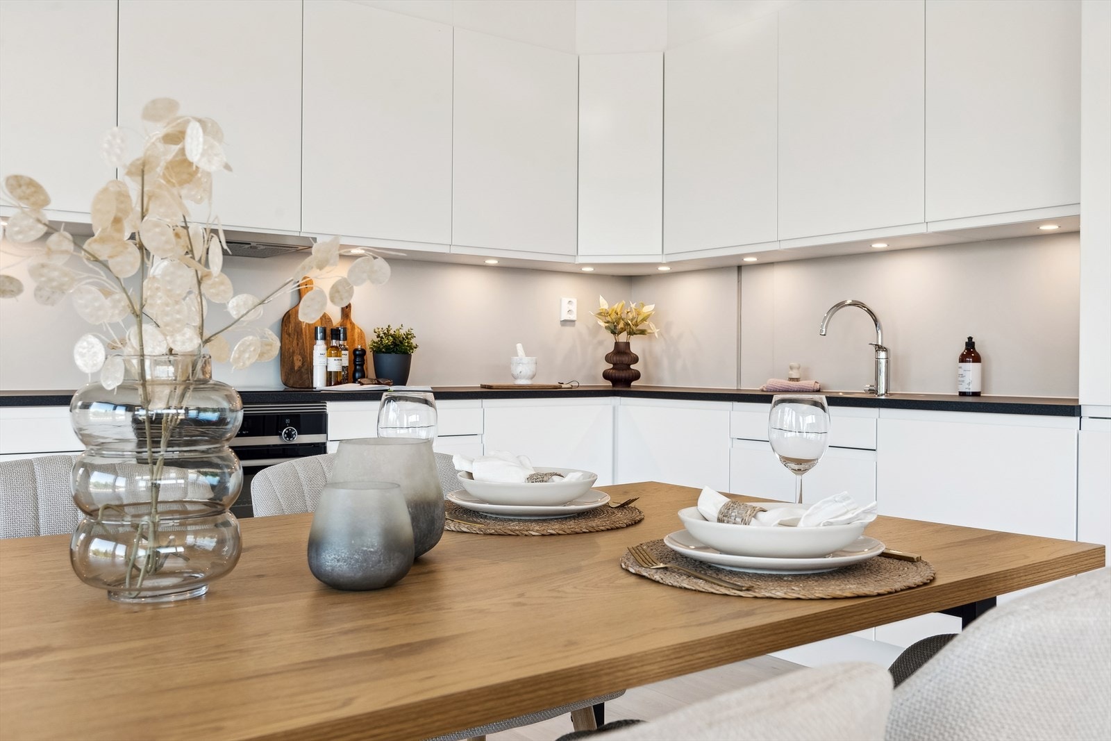 Kjøkken med godt arbeidslys, av type led under overskap Galleribilde