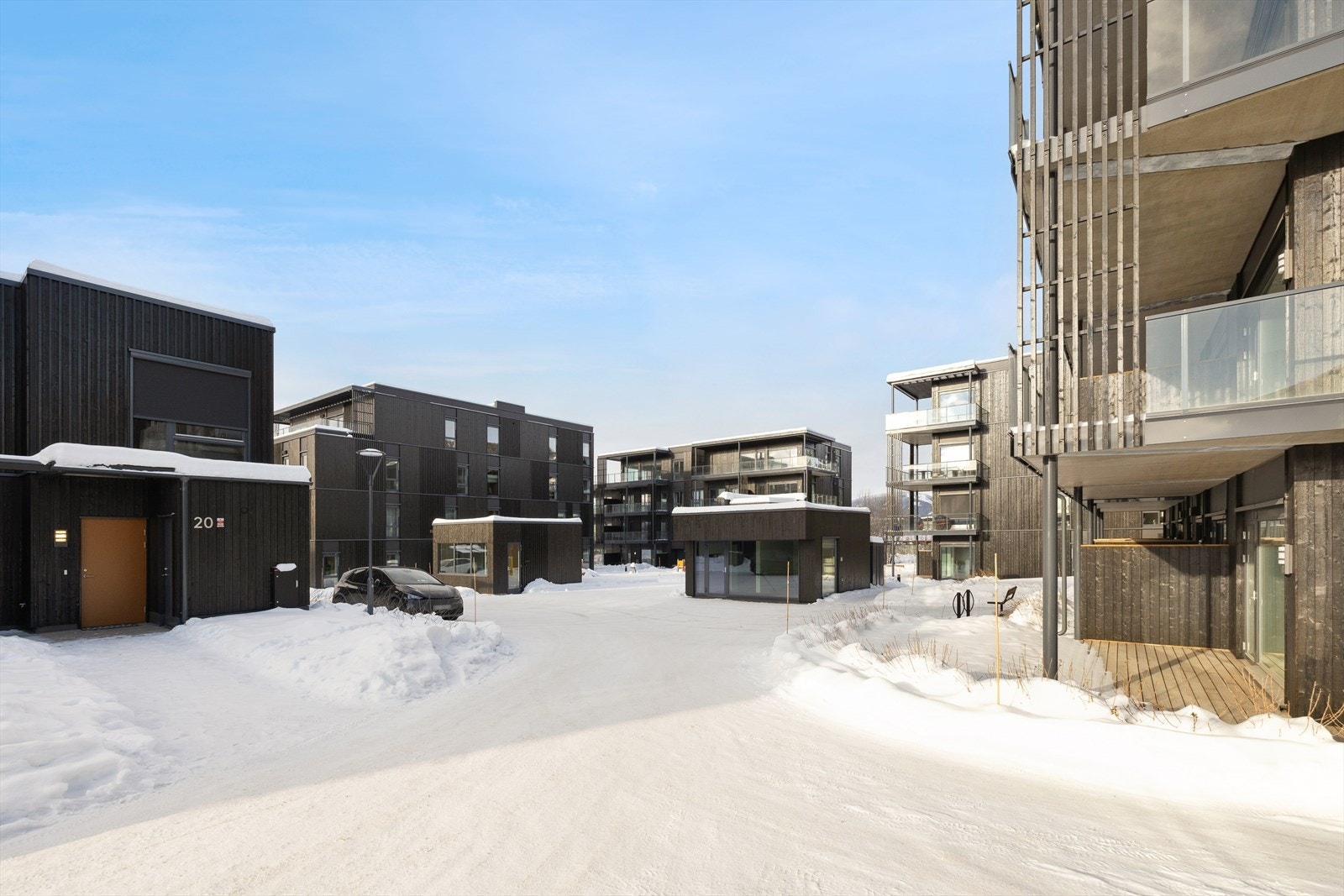 Flott tun med god plass mellom byggene. Galleribilde