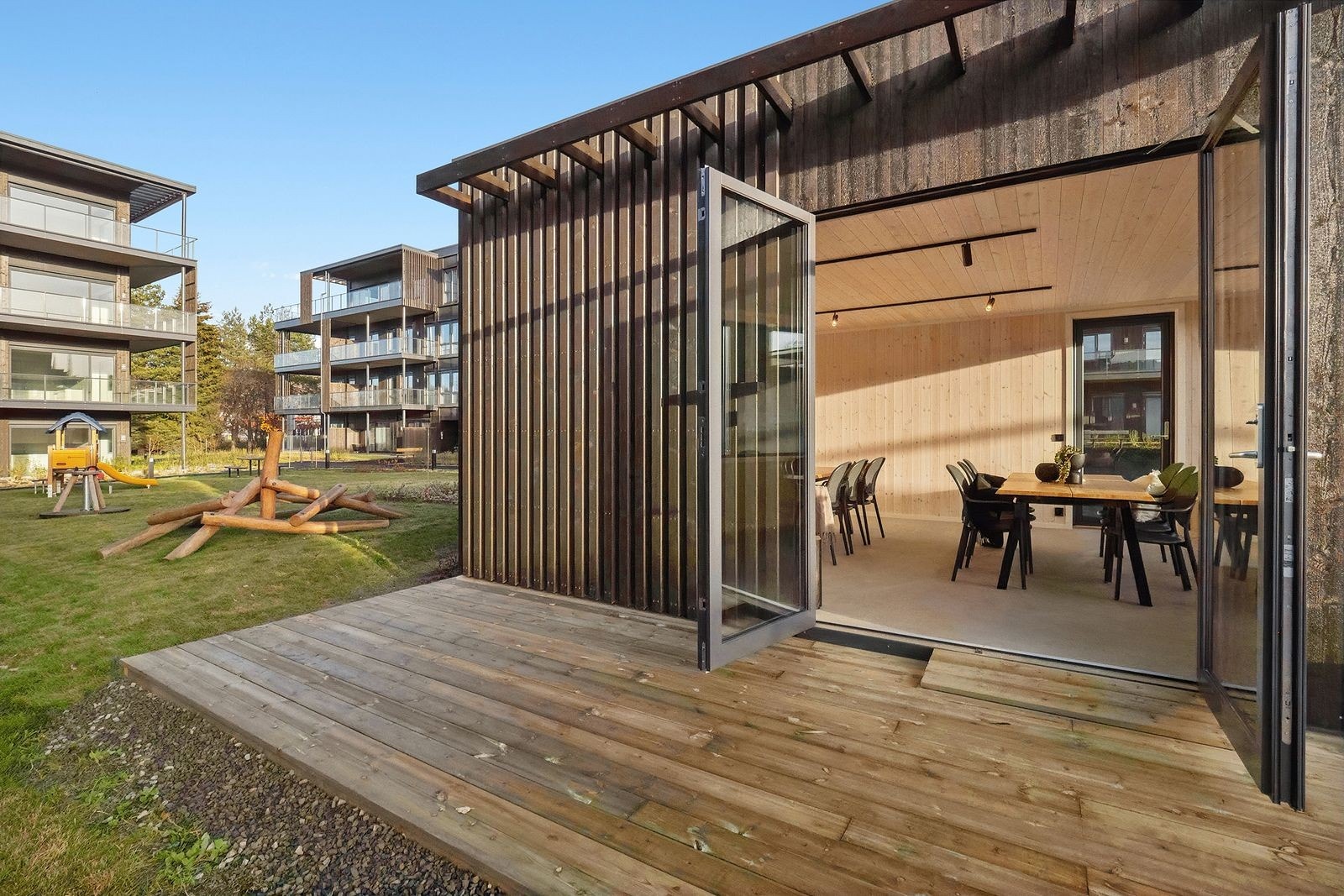 Felles lekeplass og hagestue på tunet til sameiet. Galleribilde