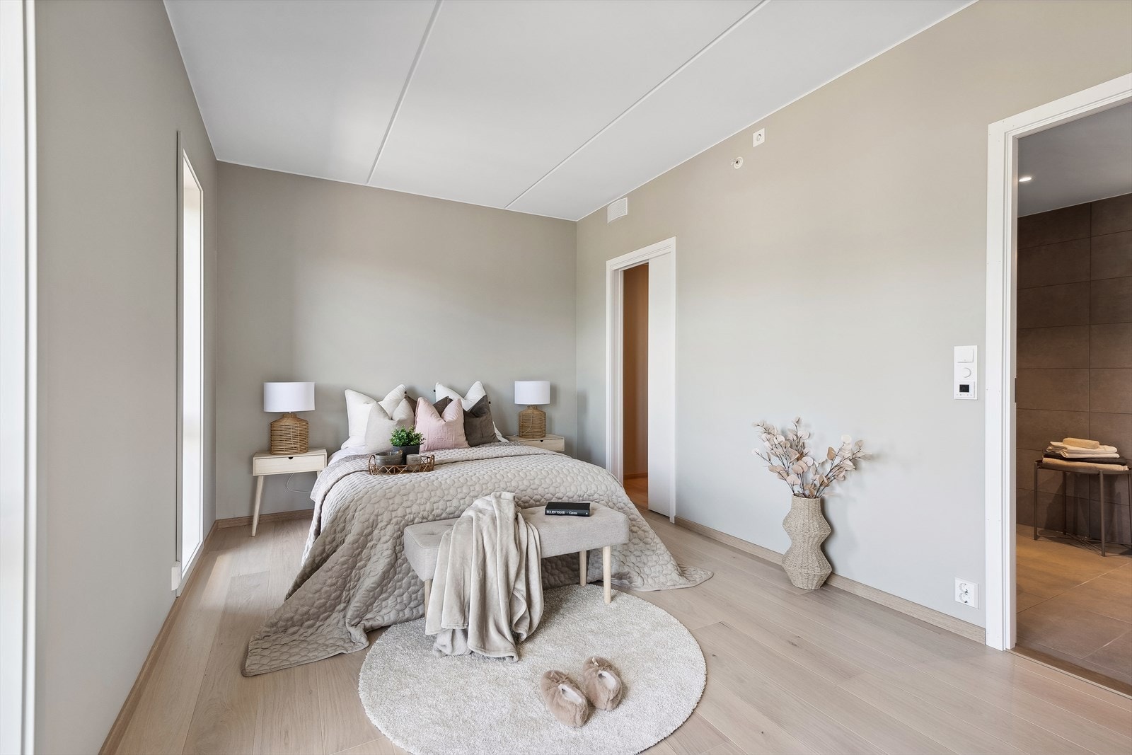 Soverom 1 med bad og adkomst til bod Galleribilde