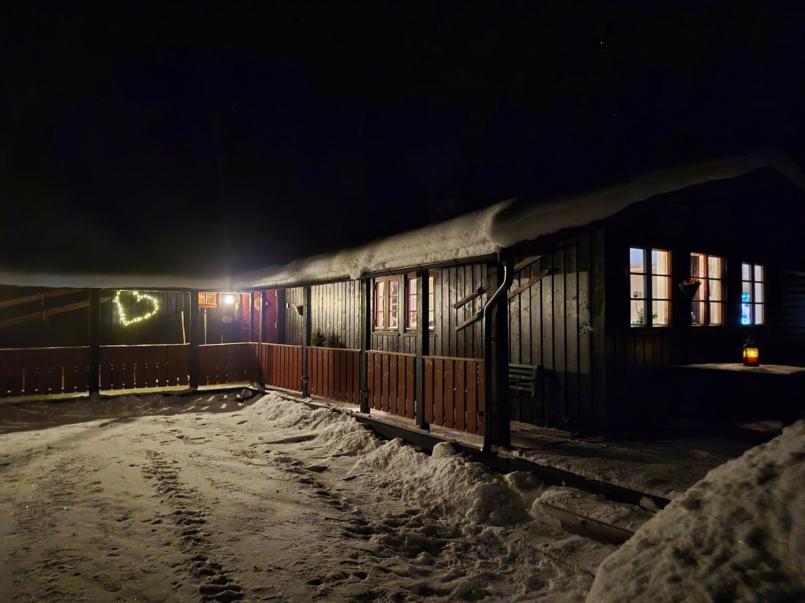 Romslige utearealer, terrasser, jacuzzi. Galleribilde