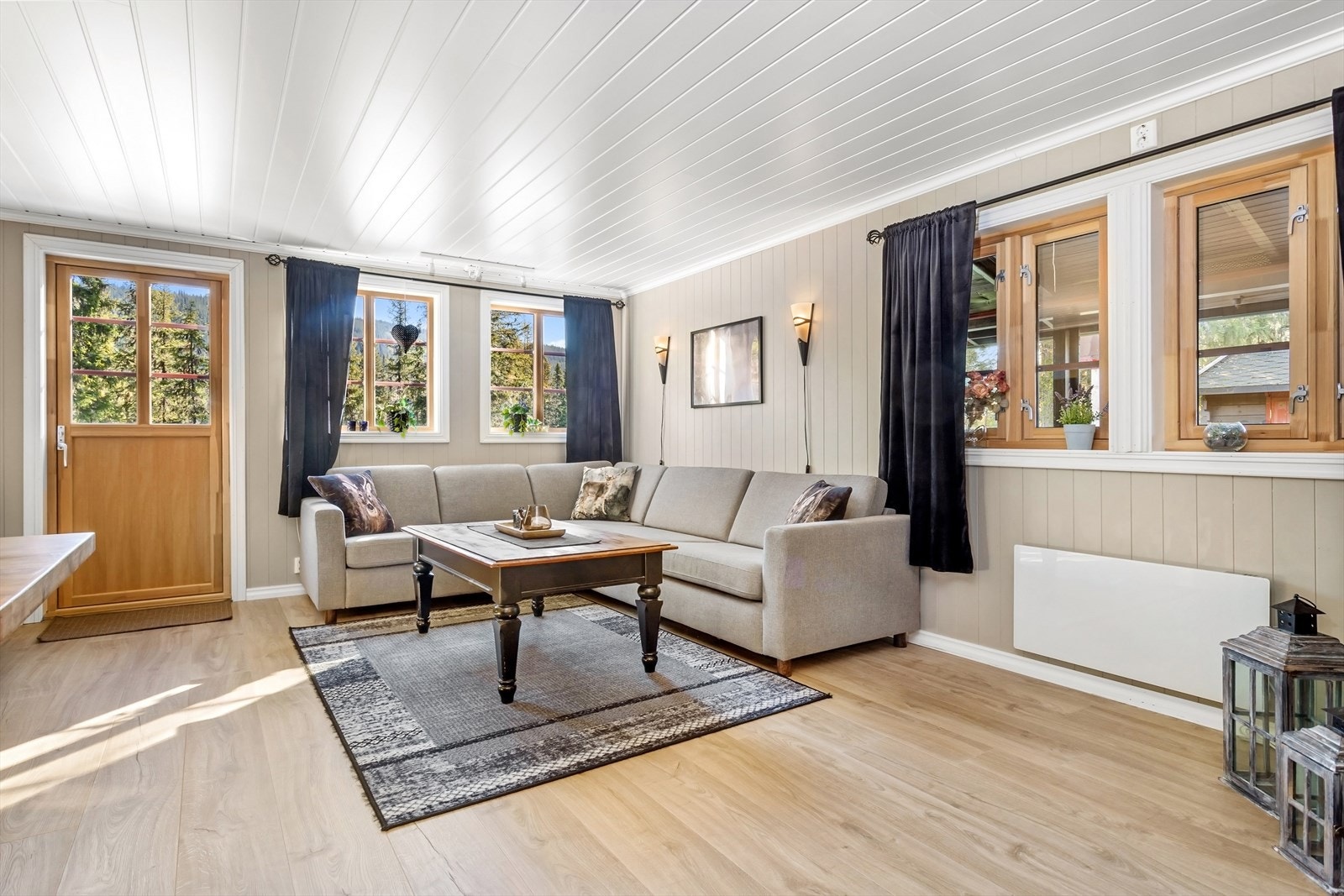 Fra stuen er det direkte utgang til boligens uteområdet og terrasse som inviterer til avslapning og sosiale stunder utendørs. Galleribilde