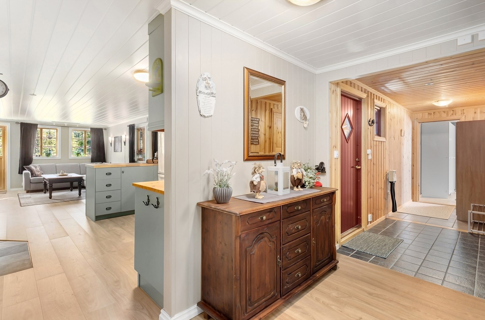 Eiendommen har både innlagt strøm, vannforsyning fra grunnboret brønn, og avløp med tett tank for svartvann og slamavskiller. Helårs vei inn til hytta. Galleribilde