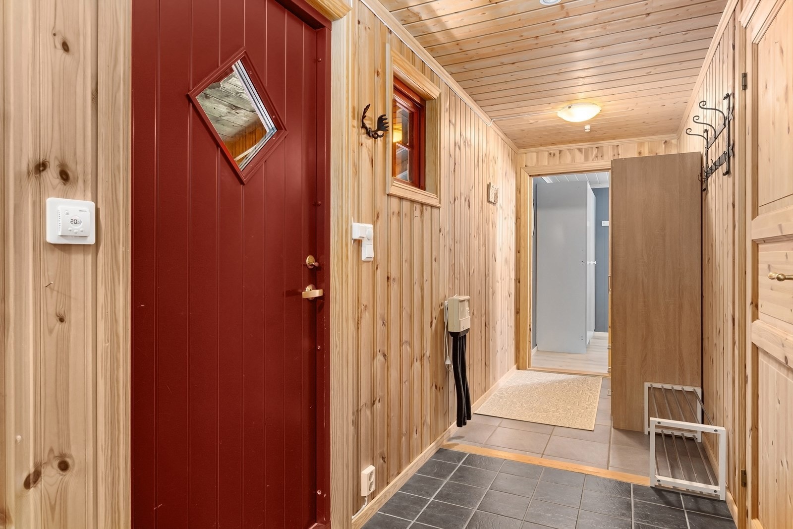 Velkommen inn til en romslig gang med god plass til oppheng av yttertøy og til å sette ifra seg sko. Galleribilde