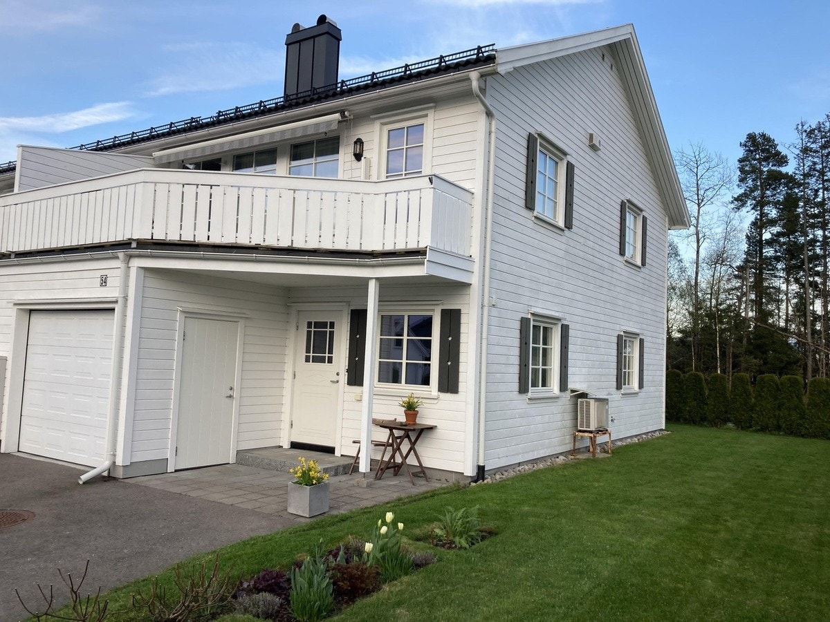 Halvpart av tomannsbolig med isolert garasje. Galleribilde