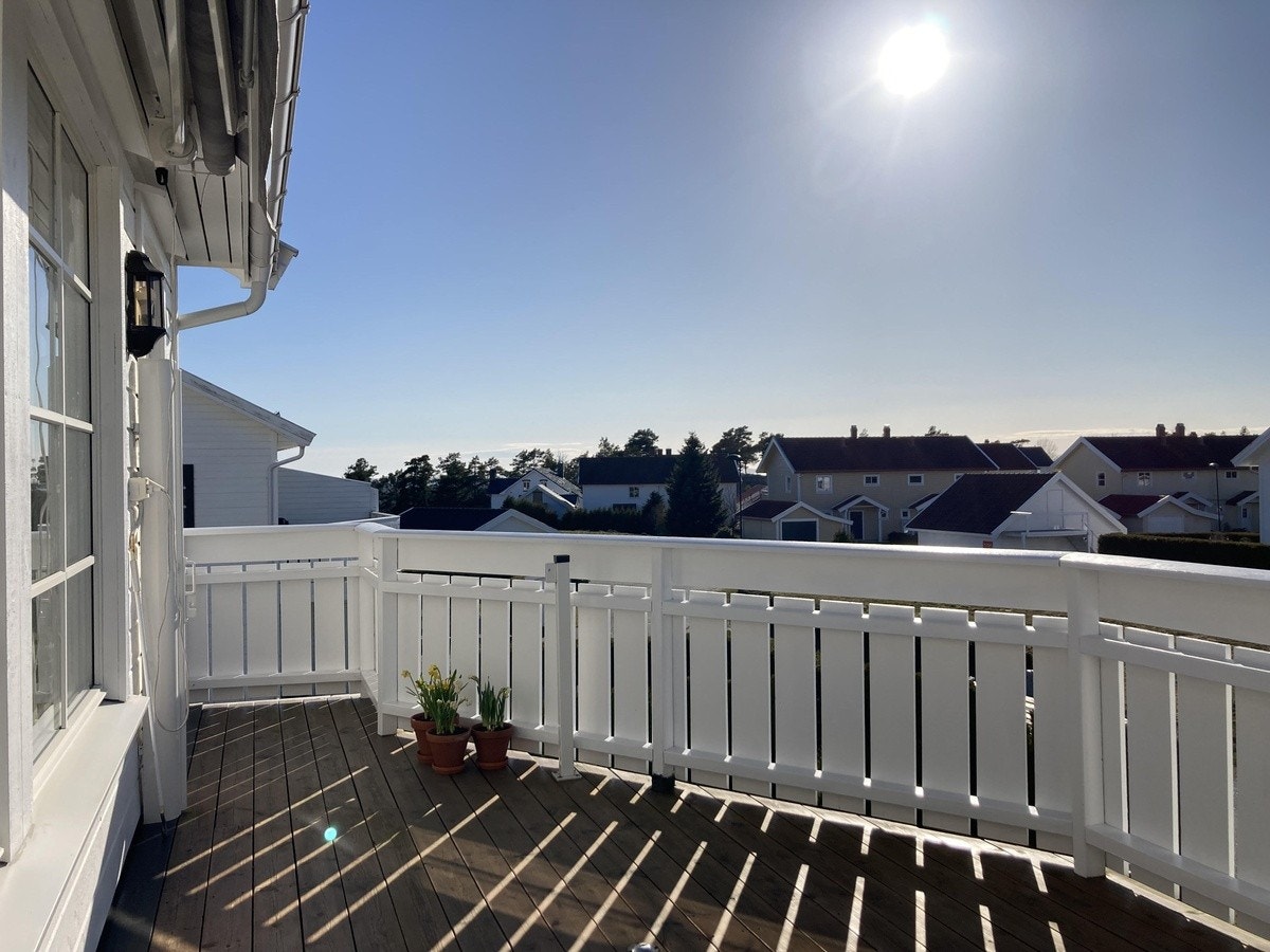 Fin utsikt med sol til langt på kveld. Galleribilde