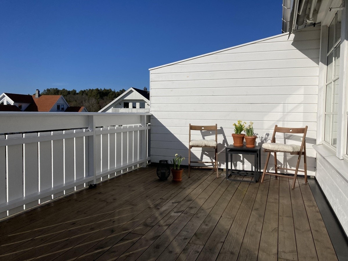 Romslig og solrik veranda vendt mot vest. Galleribilde