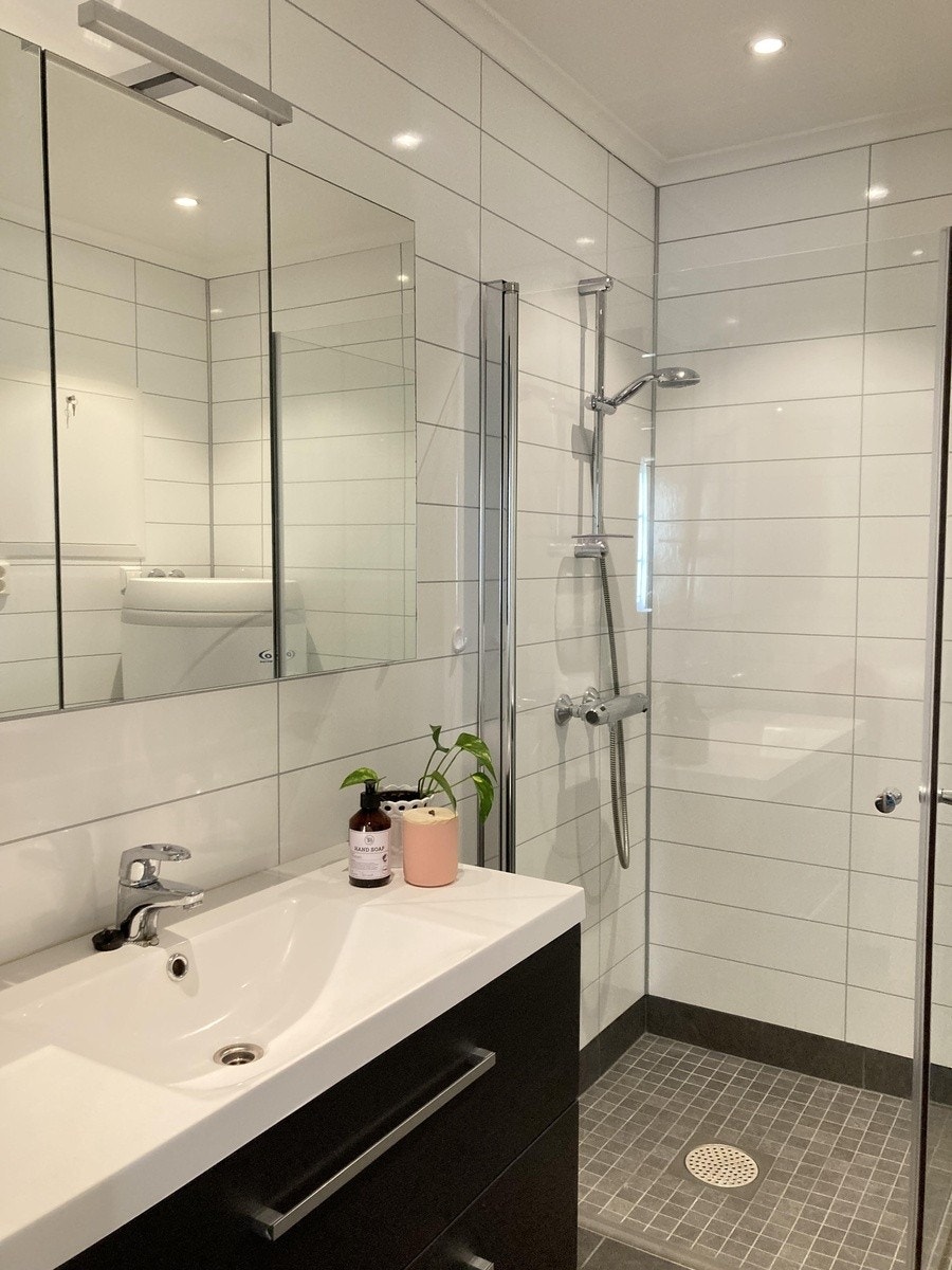 Bad/toalett og vaskemaskin (1. etg). Galleribilde